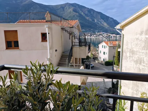 Pogled sa terase na okolne zgrade, more i planine. - image 18