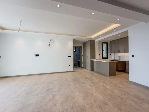 Prostrana dnevna soba sa ugrađenom kuhinjom i spuštenim plafonom sa rasvjetom. - image 6