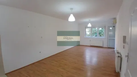 Prazna soba sa laminatnim podom i belim zidovima. - image 7