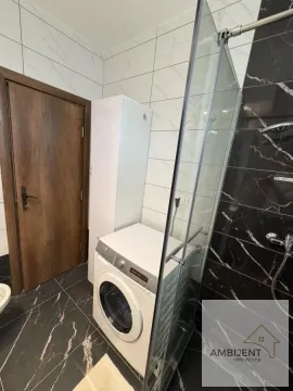 Savremeno opremljeno kupatilo sa tuš kabinom i veš mašinom. - image 11