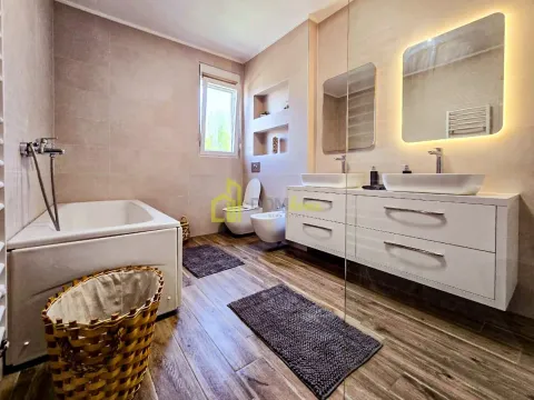 Izdavanje, kuća, 194m², Tološi, Podgorica - image 31