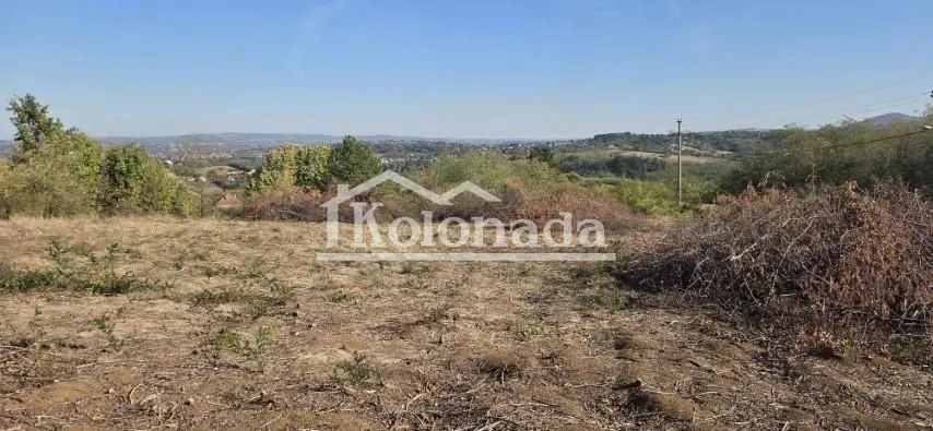 Pogled na zemljište i okolni pejzaž sa rastinjem.