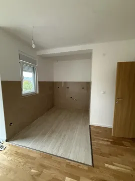 Nenamešten dio kuhinje sa keramičkim pločicama na zidu i podu. - image 5
