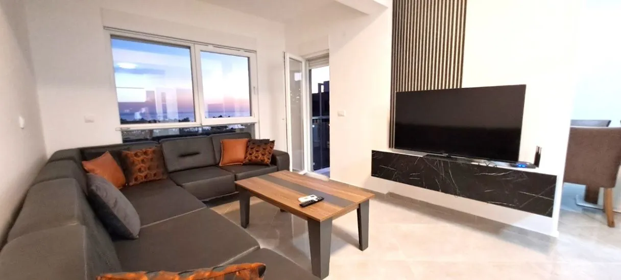 Izdavanje, trosoban stan, 100m², Šušanj, Bar