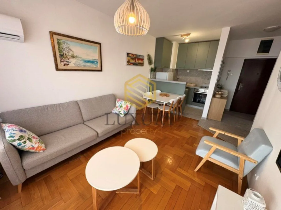 Izdavanje, jednosoban stan, 45m², Centar, Tivat