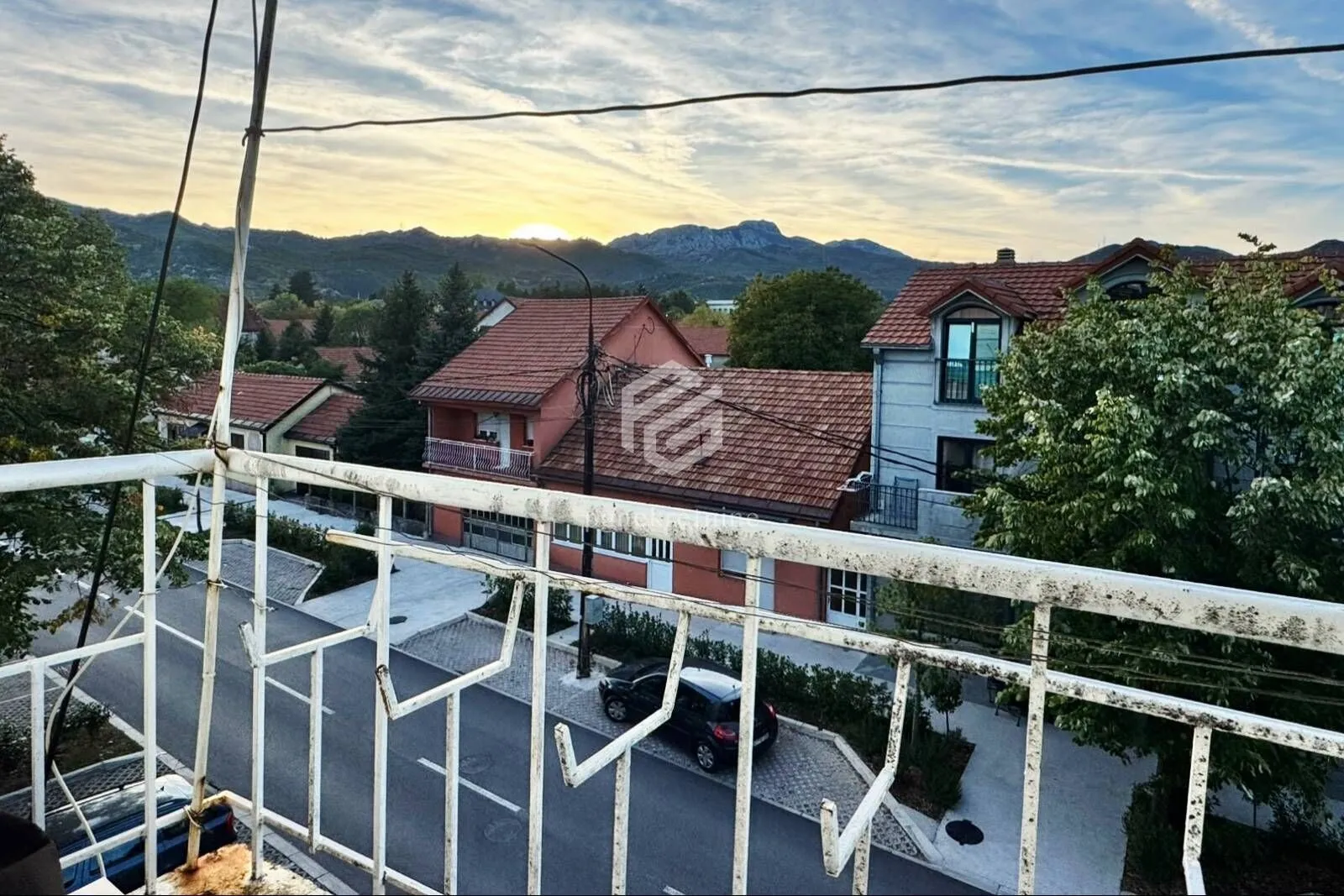 Pogled na okolno naselje i brda sa terase.