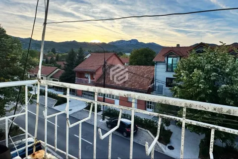 Pogled na okolno naselje i brda sa terase. - image 11