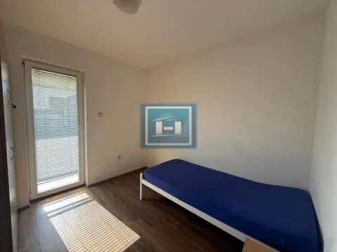 Manja spavaća soba sa krevetom i balkonskim vratima. - image 6