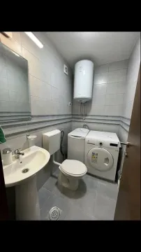 Jednostavno kupatilo sa lavaboom, toaletom i veš mašinom. - image 8