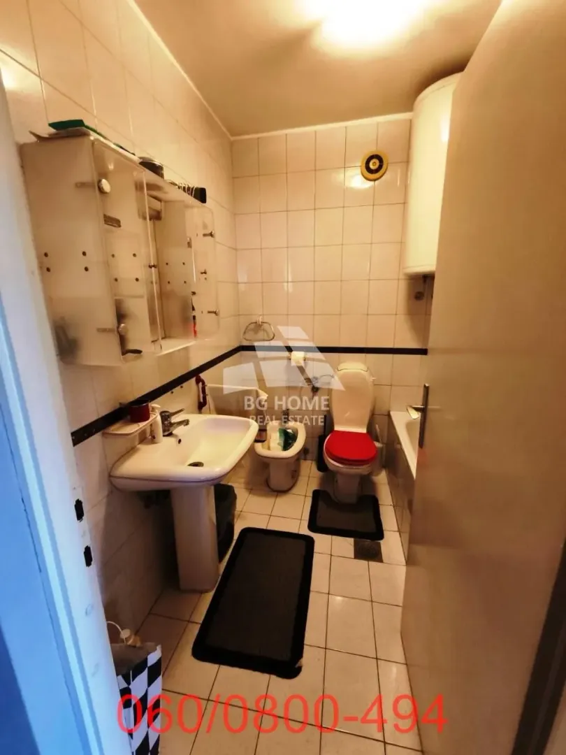 Kupatilo opremljeno umivaonikom, WC šoljom, bideom i kadom.