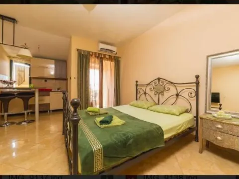 Izdavanje, kuća, 280m², Centar, Budva - image 1