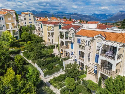Pogled iz vazduha na stambeni kompleks sa uređenim dvorištem i pogledom na planine. - image 14
