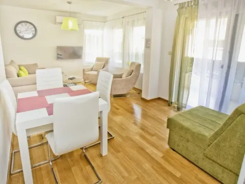 Rent, one bedroom apartment, 54m², Dobrota, Kotor