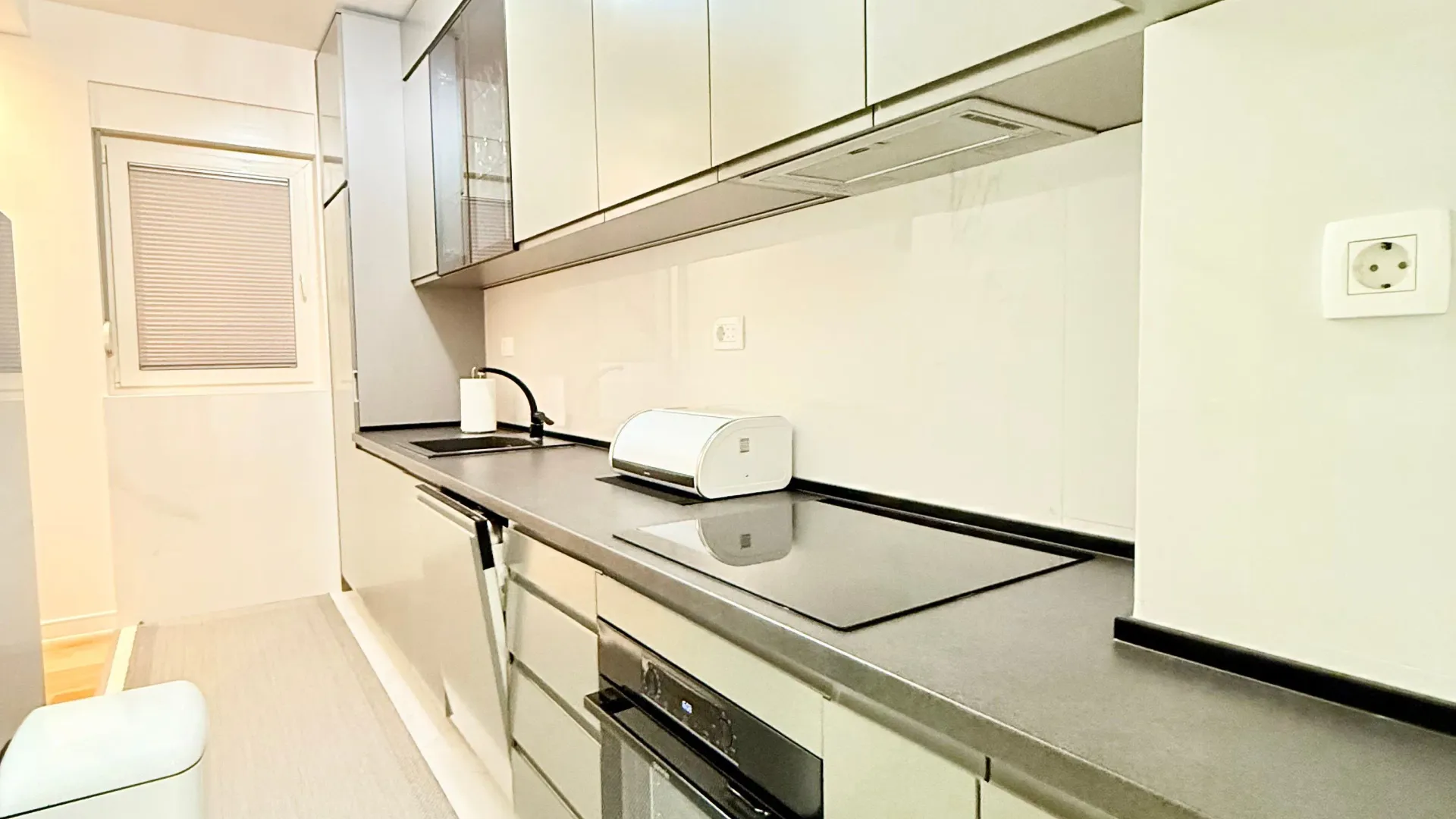 Izdavanje, trosoban stan, 96m², Central Point, Podgorica