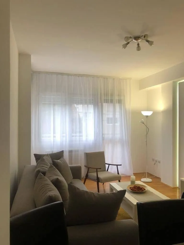 Izdavanje, trosoban stan, 50m², Slavujev Venac, Zvezdara Sve Podlokacije