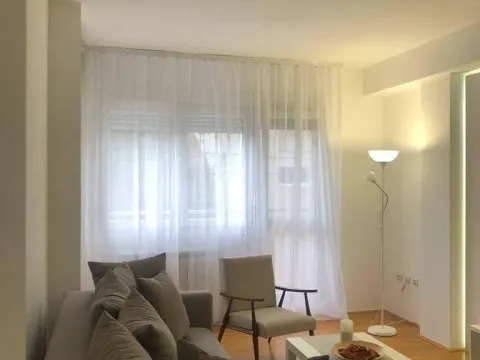 Izdavanje, trosoban stan, 50m², Slavujev Venac, Zvezdara Sve Podlokacije - image 1