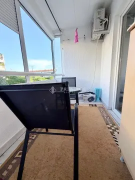 Zastakljeni balkon sa garniturom za sedenje i klimom. - image 12