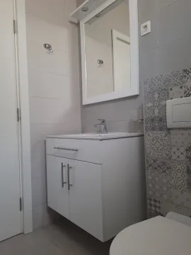 Moderne kupatilo sa umivaonikom, ogledalom i WC šoljom. - image 2