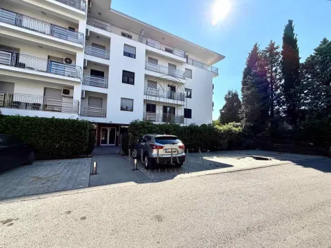 Pogled na fasadu stambene zgrade sa parkingom ispred ulaza. - image 18