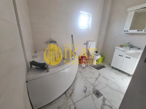 Kupatilo opremljeno ugaonom kadom, wc šoljom i umivaonikom sa ormarićem. - image 6