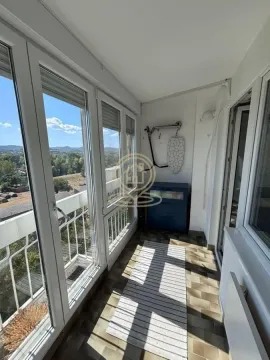 Zastakljeni balkon sa pogledom na okolinu. - image 11