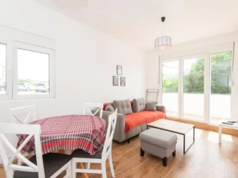 Izdavanje, jednosoban stan, 36m², Radanovići, Kotor - image 11