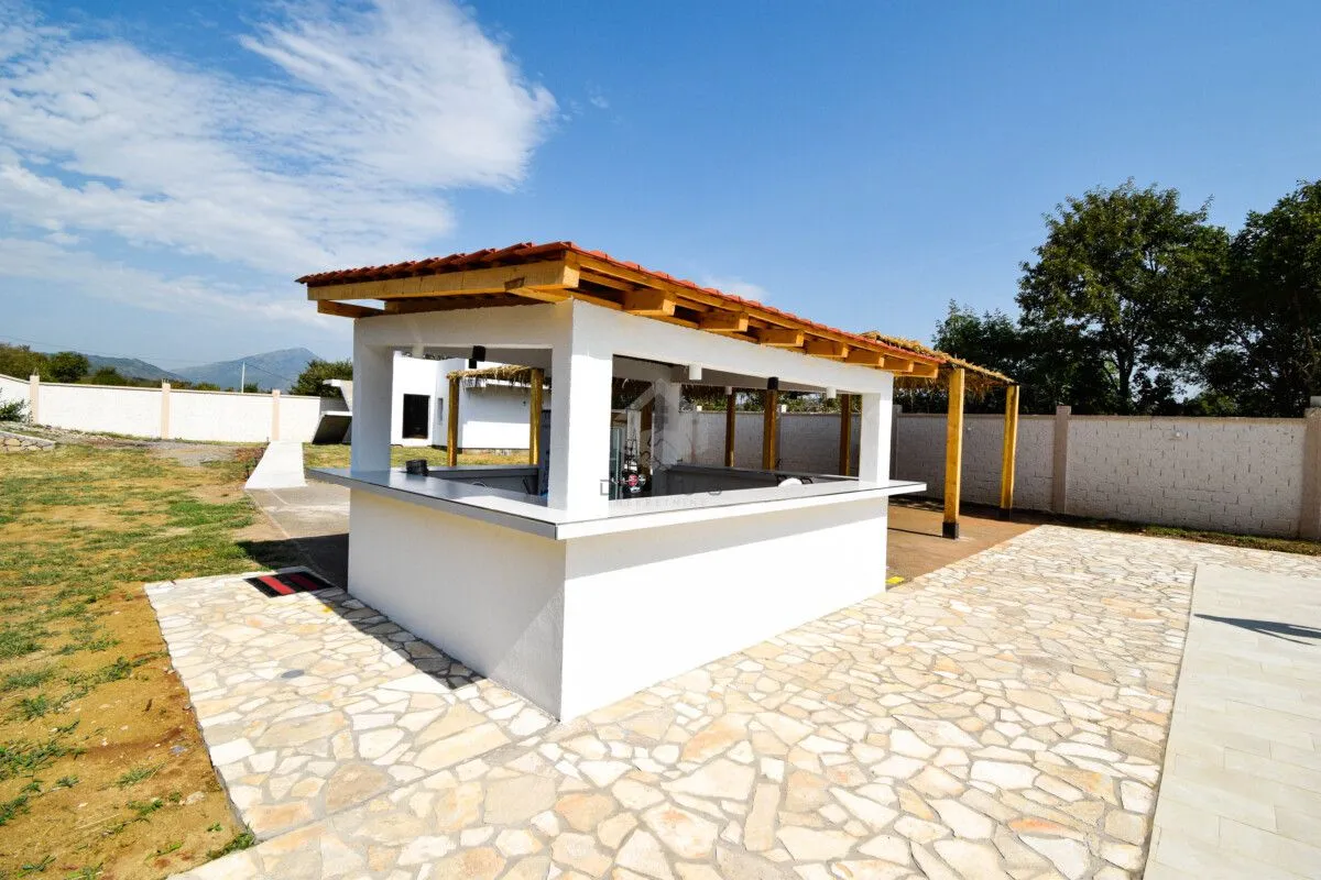 Prodaja, kuća, 250m², Podgorica, Crna Gora