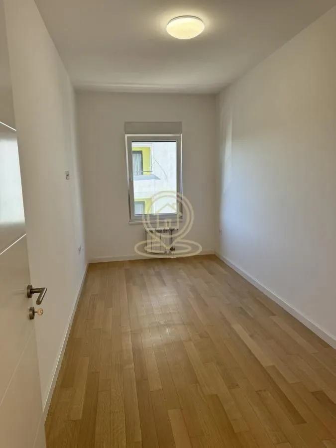 Izdavanje, trosoban stan, 88m², Salajka, Novi Sad Sve Podlokacije