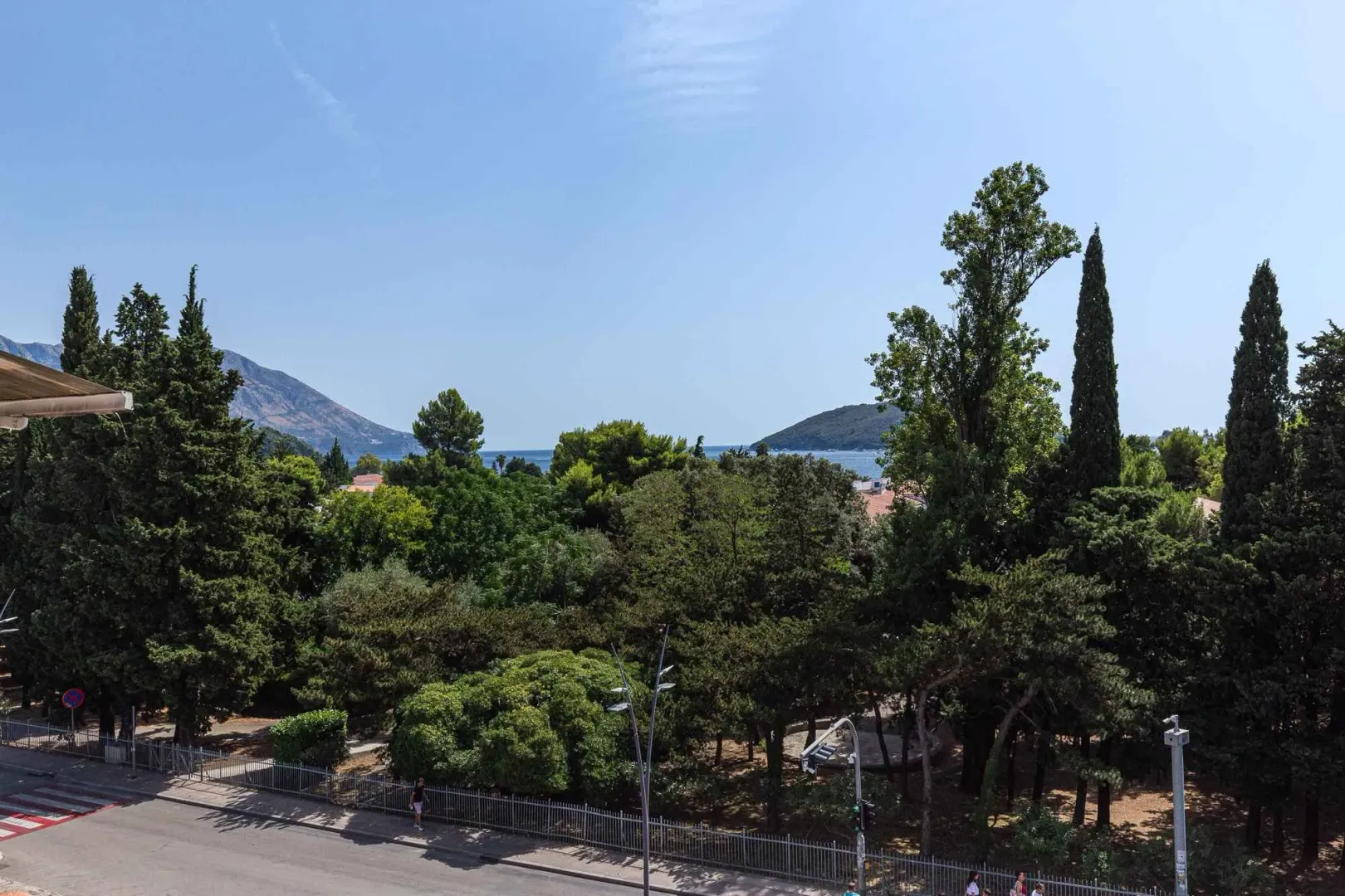 Pogled na zelenilo i more sa terase nekretnine.