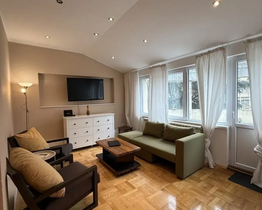 Izdavanje, trosoban stan, 76m², Autokomanda, Voždovac Sve Podlokacije