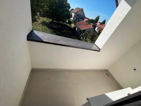 Pogled sa balkona na okolne kuće i zelenilo. - image 7