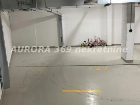 Parking garaža in Adamovićevo Naselje