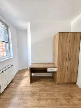Manja soba sa drvenim garderoberom, radnim stolom i prozorom. - image 7
