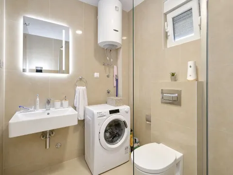 Rent, two bedroom apartment, 55m², Budva, Crna Gora - image 10