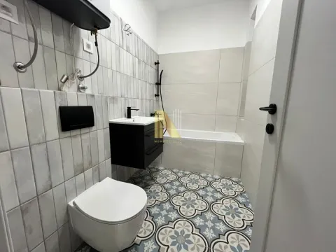 Moderno opremljeno kupatilo sa kadom, umivaonikom i toaletom. - image 6