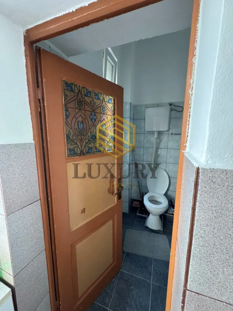 Pogled na kupatilo sa otvorenim vratima.