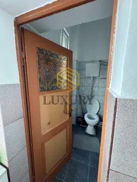 Pogled na kupatilo sa otvorenim vratima. - image 4