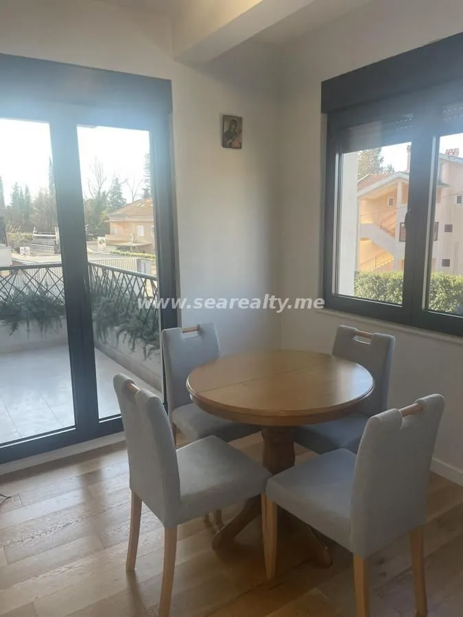 Izdavanje, dvosoban stan, 67m², Radanovići, Kotor
