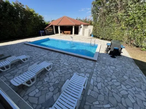 Izdavanje, kuća, 330m², Golubovci, Podgorica - image 2