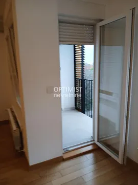 Pogled iz enterijera prema otvorenoj terasi sa balkonskim vratima. - image 5