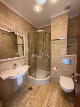 Kupatilo opremljeno tuš kabinom, umivaonikom i WC šoljom. - image 9