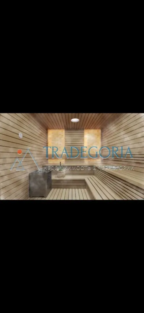 Drvena sauna sa klupama i peći za grijanje.