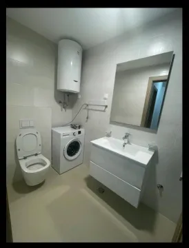 Kupatilo opremljeno toaletom, umivaonikom, veš mašinom i bojlerom. - image 12