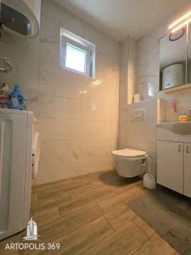 Bathroom equipped with sanitary ware, washbasin, shower cabin and washing machine. - image 17