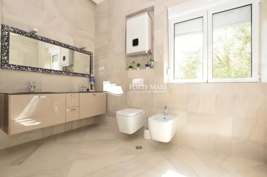 Prodaja, kuća, 285m², Njivice, Herceg Novi