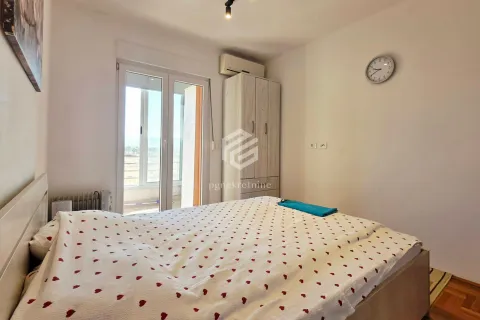Namještena spavaća soba sa bračnim krevetom, ormarom i balkonskim vratima. - image 14