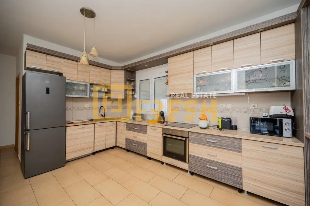 Prodaja, kuća, 250m², Ostalo, Podgorica
