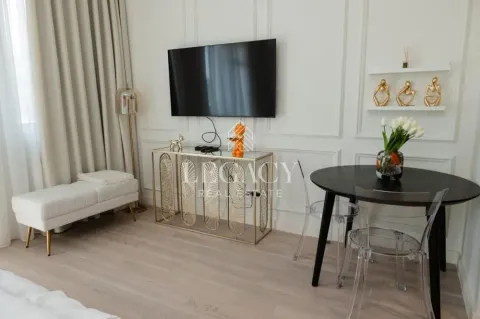 Dnevna soba sa TV-om, konzolnim stočićem i trpezarijskim stolom sa stolicama. - image 3