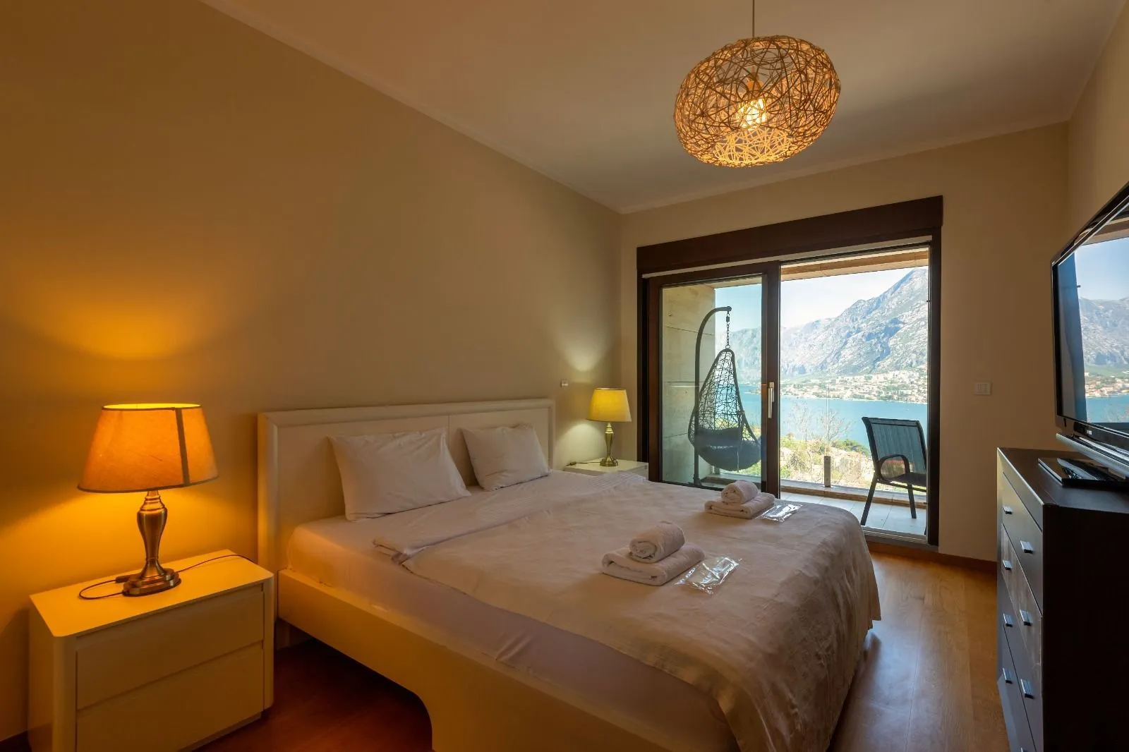 Rent, three bedroom apartment, 141m², Škaljari, Kotor