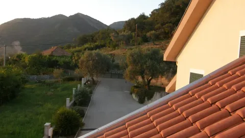 Pogled sa terase na dvorište i okolne planine. - image 4